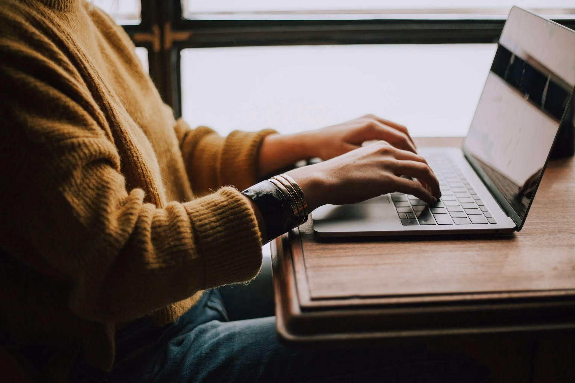 Scrivere un trattamento cinematografico - Ragazza scrive su un laptop