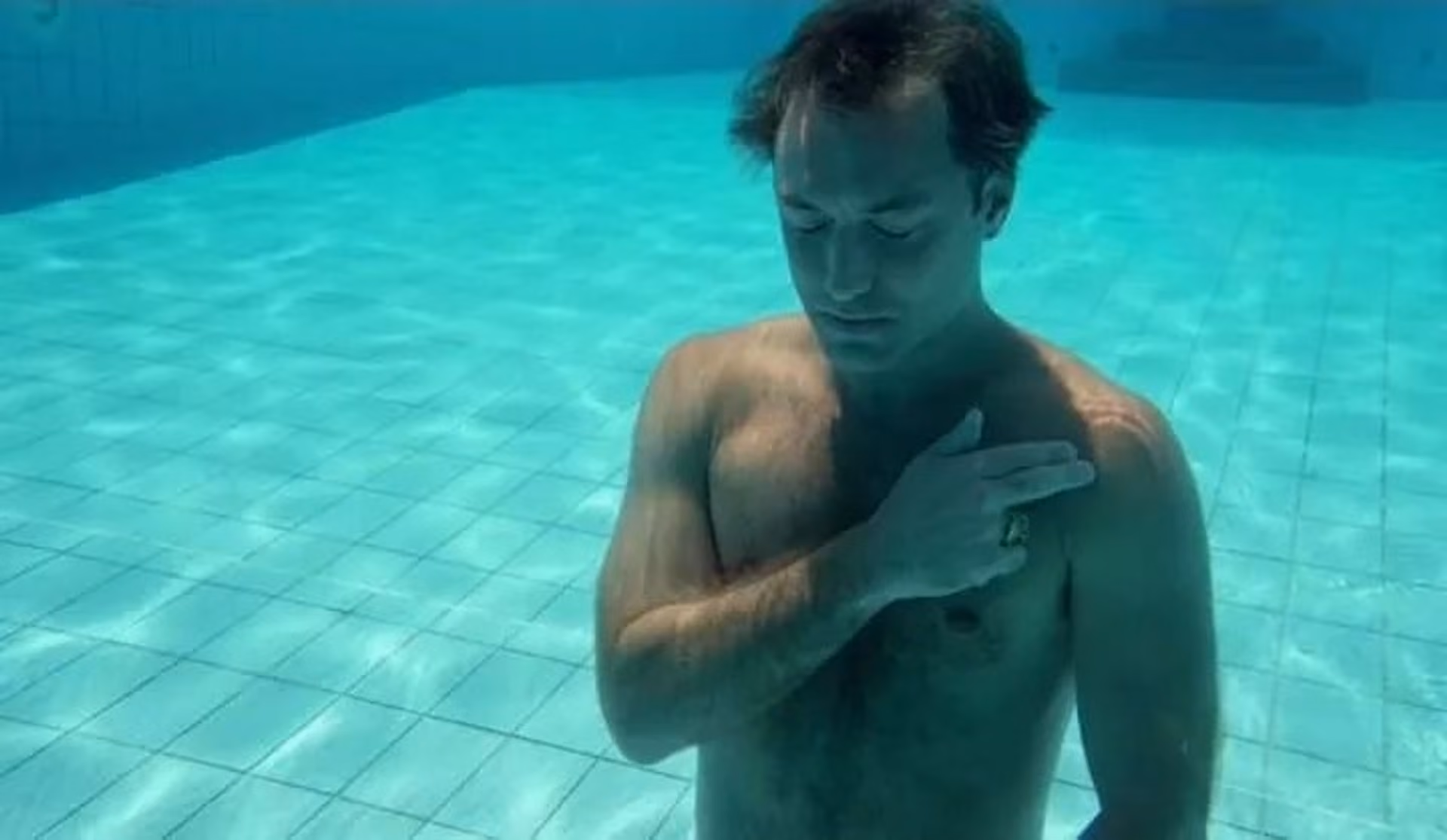 Il papa in piscina: Lo spiegone narrativo